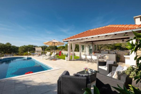 Holiday house with Pool Villa Maja